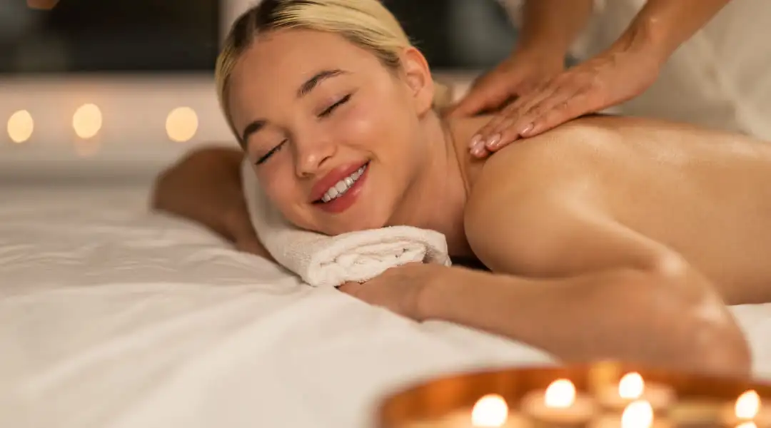 Une femme reçoit un massage dans un spa.